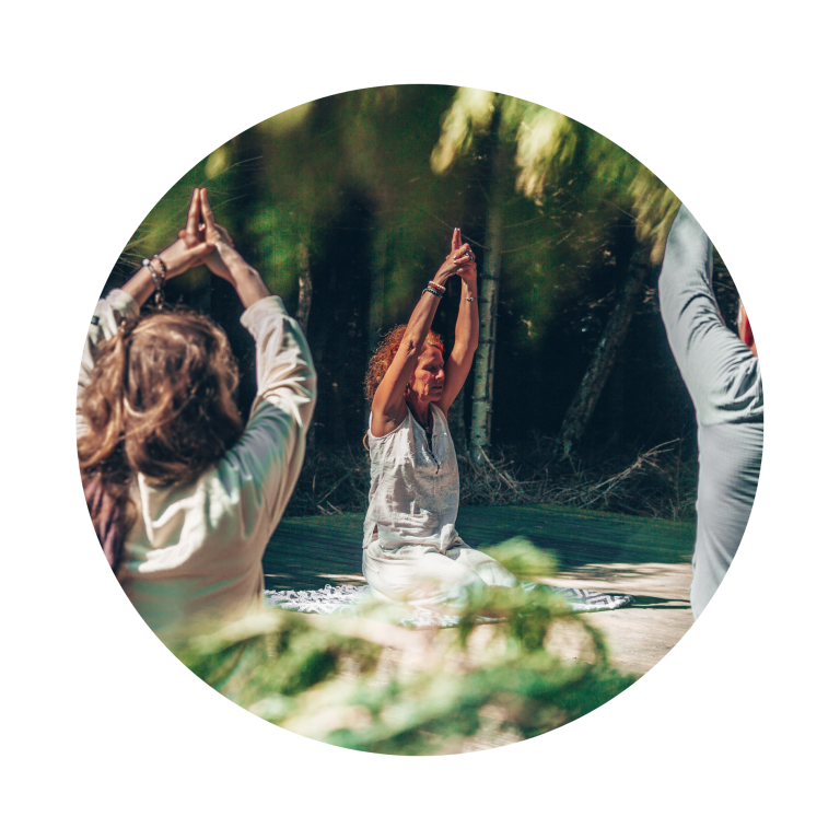 Trille er uddannet kundalini yoga instruktør, gong kunstner og Prananadi healer. Kundalini yoga kombinerer åndedrætsøvelser, meditation og dynamiske bevægelser for at vække din indre energi. Trille afholder events med yoga, gong, tromme og dans og ser frem til at forkæle dig på celleplan. Kom og oplev et kærligt gongbad, der afstresser dit nervesystem og afbalancerer dine celler. Gongens vibrationer interagerer med din krop, og Trille bruger sin stemme og shaman tromme til at guide dig til dyb afspænding og healing. Læs mere om Trille eller kontakt hende her: www.facebook.dk/lydenafvisdom