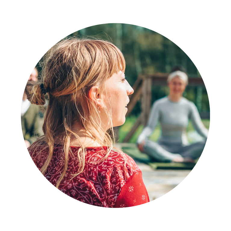 Cecilies yogarejse startede for 15 år siden og har gennem årene udviklet sig til en passion for slow hatha, sansebaserede flows og yin yoga. Med en baggrund i psykomotorisk terapi skaber Cecilie dyb forbindelse mellem krop og sind. Hendes sessioner kombinerer vejrtrækning, lyd, mindfulness og boldmassage. Deltagere kan forvente dyb afslapning, fornyet energi og en følelse af fællesskab. Hendes undervisning er centreret omkring nærvær og nysgerrig fordybelse, tilpasset hver elevs behov. Læs mere om Cecilie eller kontakt hende her: www.bevaegogsans.dk