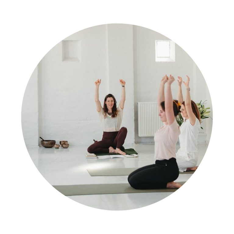 Kom til et hyggeligt og inspirerende foredrag om Ayurveda og hverdagsbalance med Janni Ide Daugaard. Hun giver dig indblik i, hvordan små hverdagsritualer kan nære dig selv og forhindre udbrændthed.  Ayurveda, et holistisk sundhedssystem fra Indien, støtter den omsorg, du viser dig selv på yogamåtten. På foredraget får du indsigt i, hvordan egenomsorg kan føre til mere energi og glød i din hverdag. Efter foredraget guider Janni dig gennem en blid yogapraksis.  Janni er yogalærer, foredragsholder og egenomsorgsvejleder fra Aarhus. Hun har studeret og praktiseret Ayurveda siden 2011 og er dedikeret til at dele sin viden og passion. Du kan finde Janni her: www.hverdagsbalance.dk