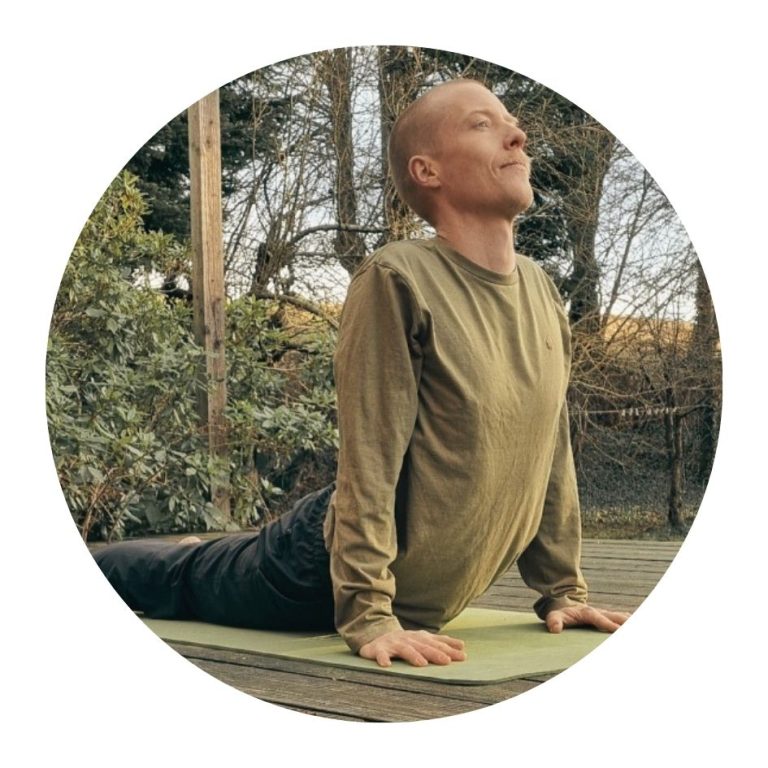 Oplev en dynamisk yogaform med Michael Bentzon, hvor Ashtanga yogaens energiske flow får pulsen op og sindet til at falde til ro. Denne stil stammer fra Mysore i Indien og er udviklet af Sri K. Pattabhi Jois. Ashtanga yoga kombinerer åndedræt og bevægelser, hvilket forbedrer fleksibilitet, styrke, balance, og åndedrætskontrol. Alle kan deltage i denne praksis uanset alder, køn eller smidighed, da øvelserne tilpasses den enkeltes niveau. Mød op til Michaels morgentimer og start dagen med energi og indre ro.